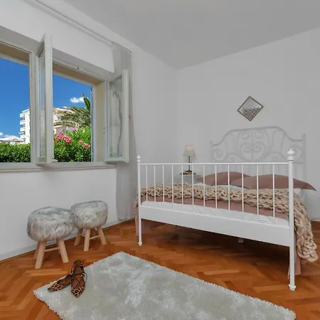 Beach Apartments *