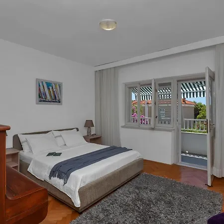 Beach Apartments * Макарська